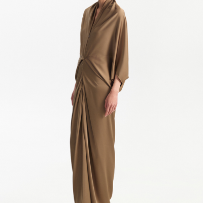 Vestido longo castanho caqui com drapeado e sapatos de salto castanhos