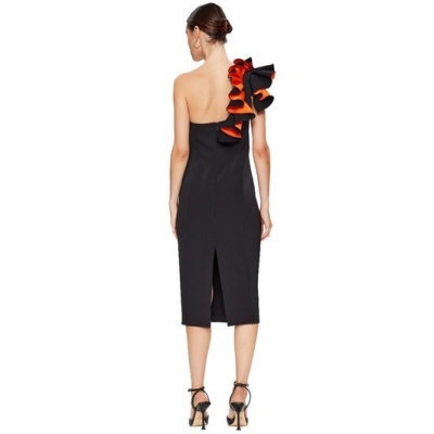 Vestido midi preto com folhos vermelhos e pretos numa alça e salto alto preto e branco