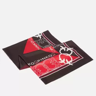 Lenço preto e vermelho dobrado com padrão gráfico e texto PINKO