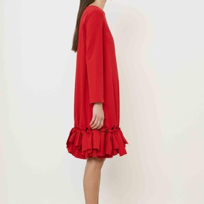 Vestido vermelho com folhos na bainha e sapatos pretos