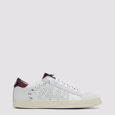 Ténis branco em pele com detalhes em bordô e sola bege clara
