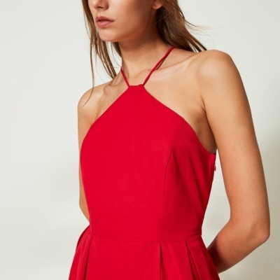Vestido vermelho halter com tecido liso e alças finas
