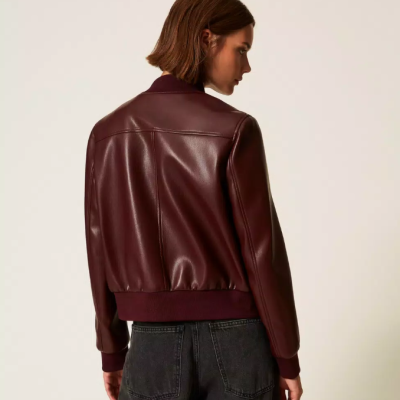 Casaco bomber em pele sintética castanho visto de costas