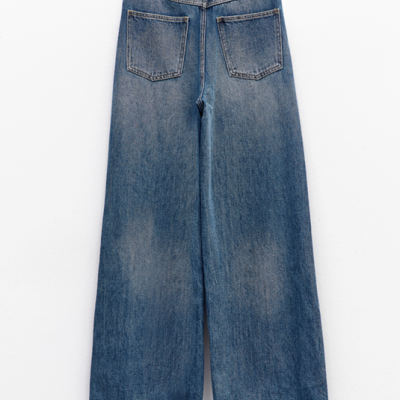 Calças de ganga azuis largas com bolsos traseiros e etiqueta branca