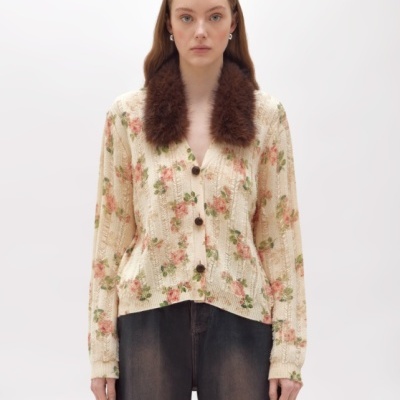 Cardigã bege floral com gola de pelo e calças pretas