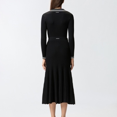 Vestido preto canelado comprido com detalhes brancos e texto OFF-WHITE na gola e cintura