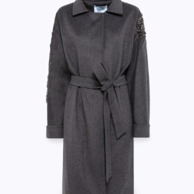 Casaco cinza com cinto e detalhes em pedraria nas mangas