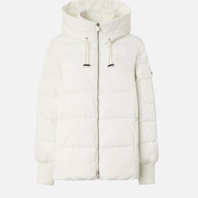Casaco acolchoado branco com capuz e fecho de correr