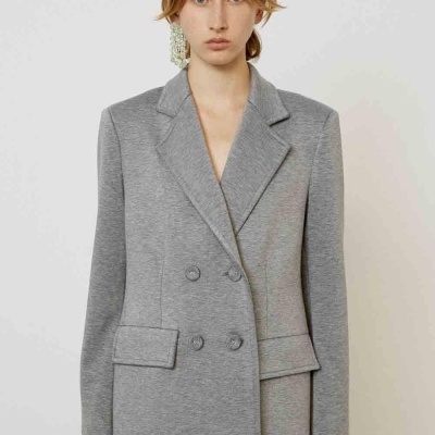 Blazer cinzento de mulher com botão duplo e bolsos com aba