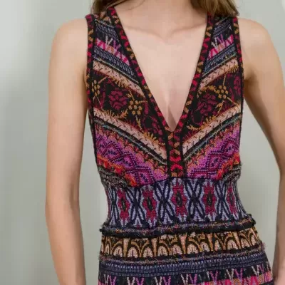 Vestido sem mangas com padrão étnico colorido e decote em V