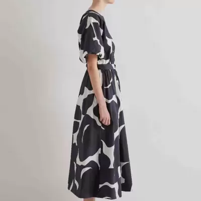 Vestido midi preto e branco com padrão abstrato, mangas curtas abalonadas e cinto