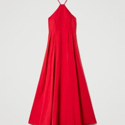 Vestido vermelho longo com alças finas e saia ampla