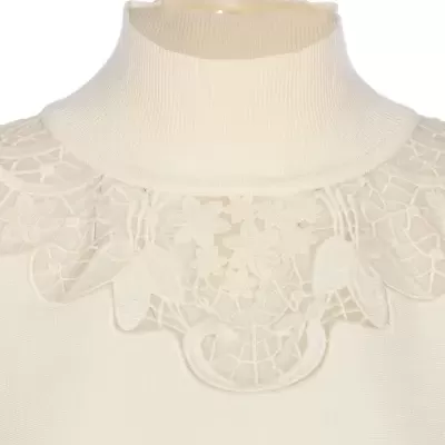 Camisola creme de gola alta com renda bordada floral no decote.