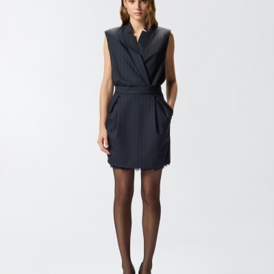 Vestido curto azul escuro risca de giz com cinto e gola de blazer