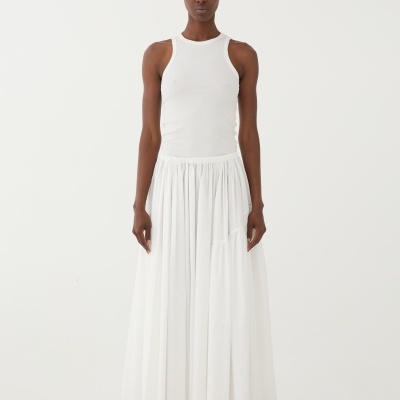 Vestido branco longo com parte superior justa e saia rodada com franzidos.