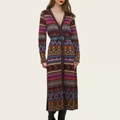Modelo com vestido longo de malha colorido e cinto preto
