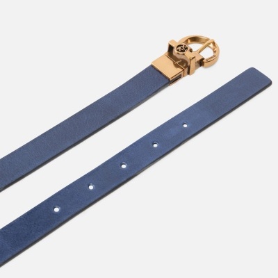 Cinto azul em pele com fivela metálica dourada e padronagem distinta
