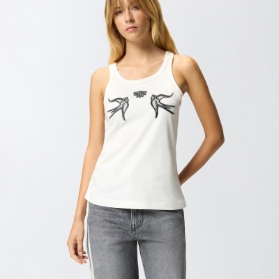 Top de alças branco com padrão de pássaros pretos bordados 