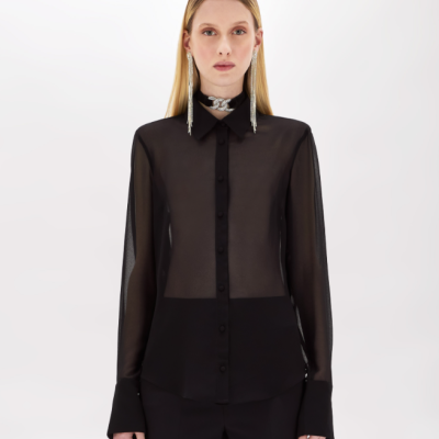 Blusa preta semi-transparente de manga comprida com botões e calças pretas