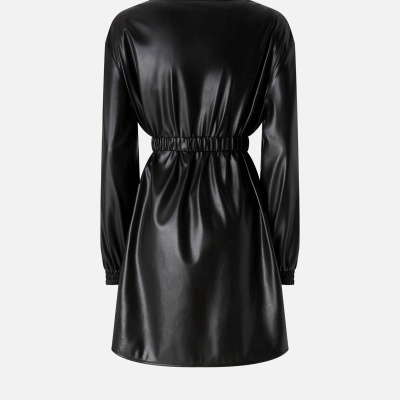 Vestido curto preto brilhante imitação de pele com manga comprida e cinto elástico