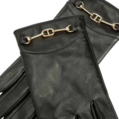 Luvas pretas de pele com detalhe dourado tipo cadeia