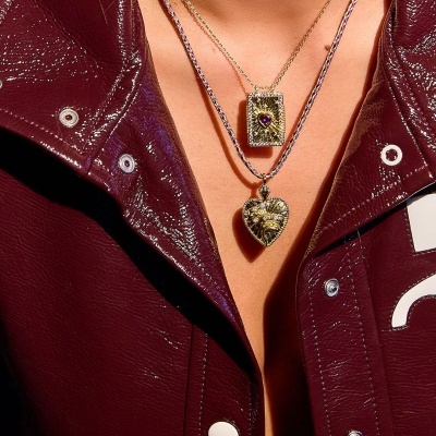 Colares dourados com pendentes roxos usados com jaqueta vinham brilhante