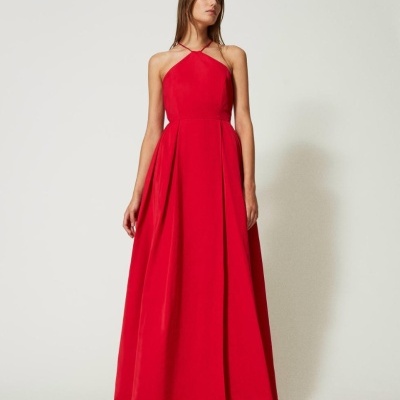 Vestido longo vermelho com decote halter em fundo branco