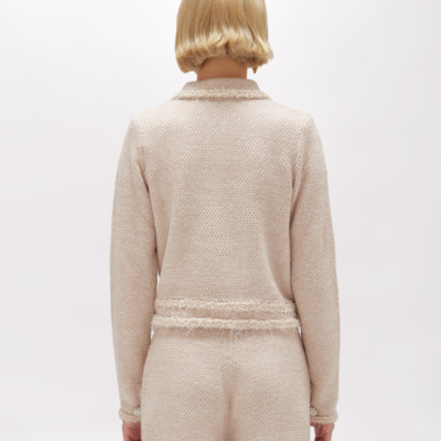 Conjunto de roupa bege claro trançada visto de costas