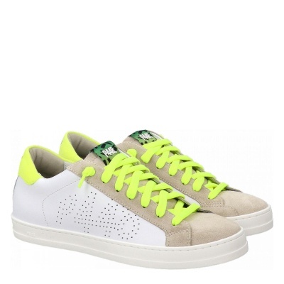 Ténis desportivos brancos com atacadores amarelos fluorescentes
