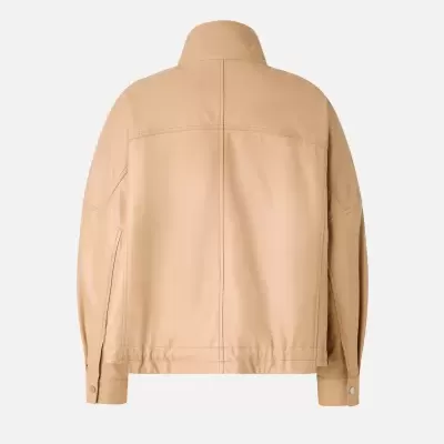 Casaco bege claro de couro visto de costas