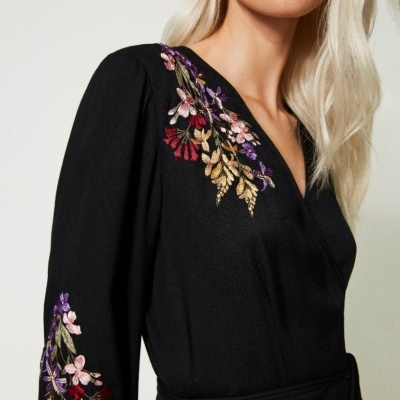 Blusa preta com bordados florais coloridos e decote em V