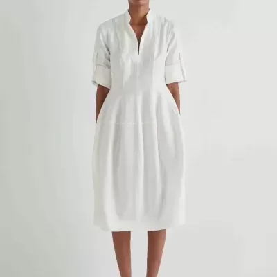 Vestido midi branco de linho com mangas dobradas e decote em V.