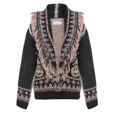 Casaco de malha preta com padrão étnico colorido e franjas na gola