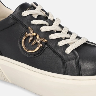 Sapatilha preta de couro com atacadores brancos e ornamento dourado de pássaros