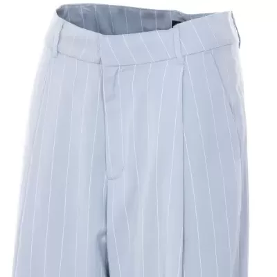 Calças azul claro com riscas brancas verticais