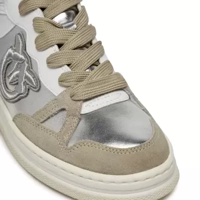 Sapatilha com atacadores bege, detalhes em camurça bege e couro prateado.