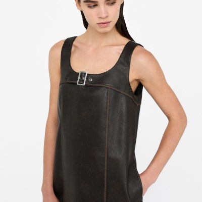 Vestido preto sem mangas em pele com fivela prateada