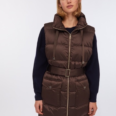 Colete acolchoado castanho escuro com cinto e capuz