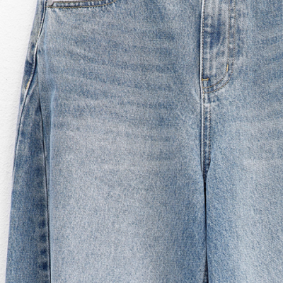 Calças de ganga azuis claras com bolsos à frente e botão metálico