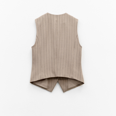 Colete bege risca preta vertical sem mangas com corte assimétrico