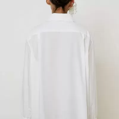 Camisa branca de tecido liso vista de costas