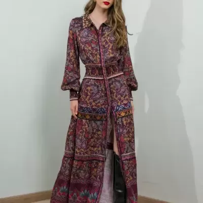 Vestido longo floral com botas pretas de salto alto