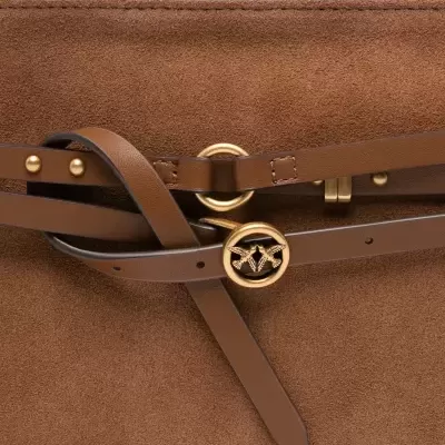 Detalhe em malha castanha com correias e fivelas douradas