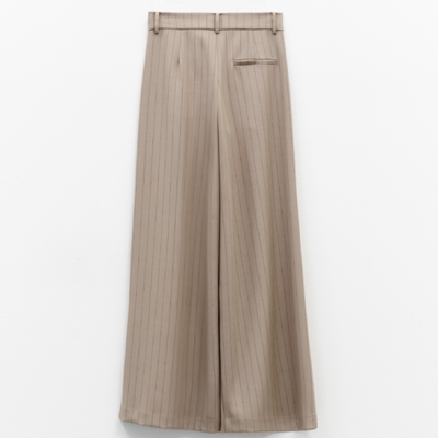 Calças largas bege com riscas finas verticais e bolso traseiro