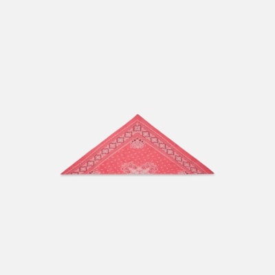 Lenço triangular rosa com padrão branco e vermelho