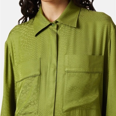Camisa feminina verde com padrão escamas e bolsos frontais