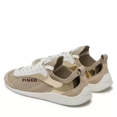 Par de sapatilhas bege e branco com detalhes dourados e logo PINKO.