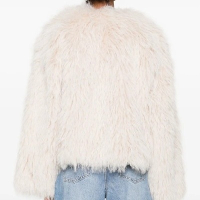 Casaco feminino felpudo branco visto de costas com jeans azuis