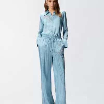 Macacão feminino azul claro comprido com bordados florais prateados