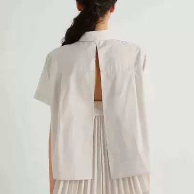 Blusa bege feminina com abertura nas costas e detalhe plissado